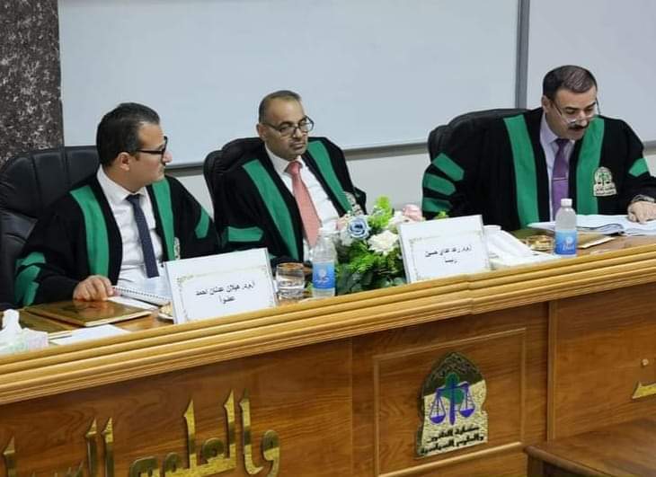 A lecturer from the Faculty of Law participates in the discussion of a master’s thesis