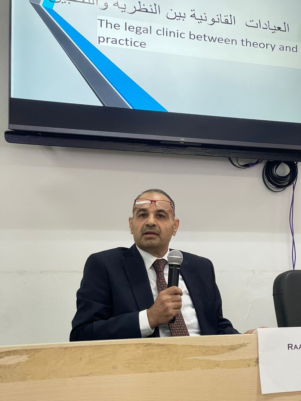 The director of the legal clinic at the College of Law delivers a lecture on legal clinics between theory and practice