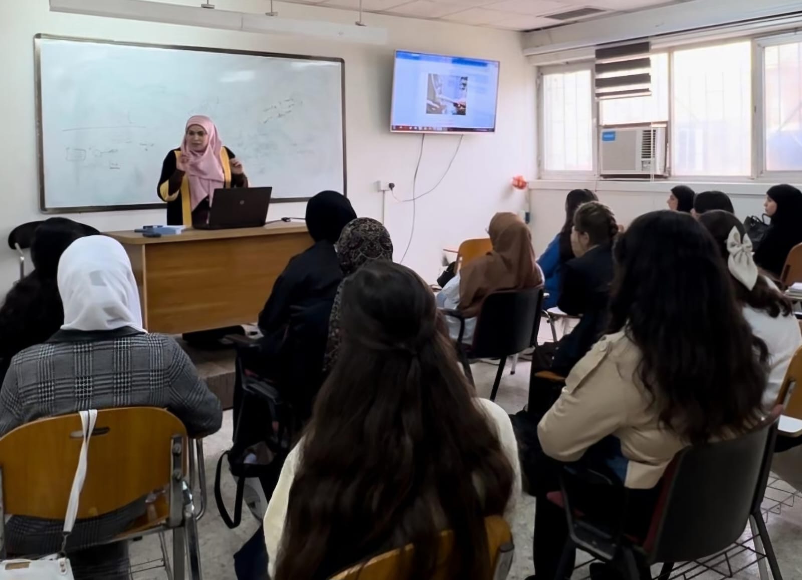 وحدة الارشاد النفسي والتوجيه التربوي تقيم محاضرة بعنوان (( جريمة الاتجار بالبشر ))